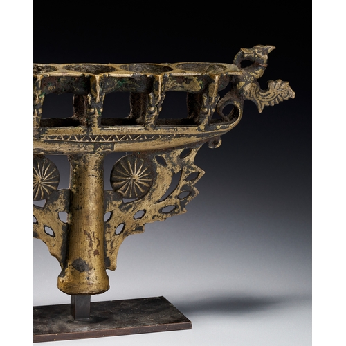 106 - A SOUTH INDIAN DECCANI BRONZE BOAT LAMP, 17TH - 18TH CENTURY This cast bronze oil lamp, originating ... 