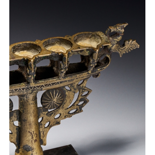 106 - A SOUTH INDIAN DECCANI BRONZE BOAT LAMP, 17TH - 18TH CENTURY This cast bronze oil lamp, originating ... 