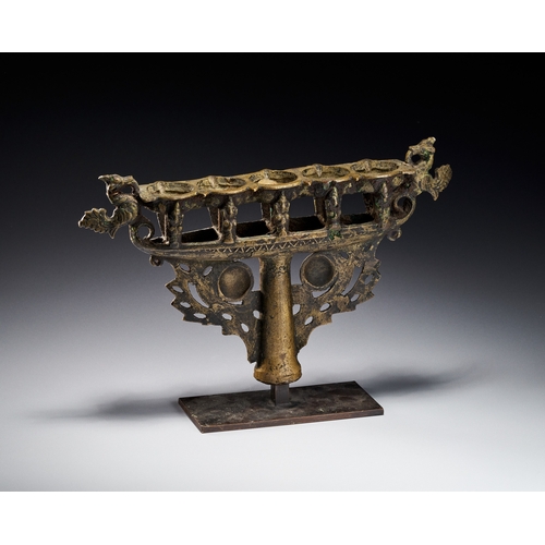 106 - A SOUTH INDIAN DECCANI BRONZE BOAT LAMP, 17TH - 18TH CENTURY This cast bronze oil lamp, originating ... 
