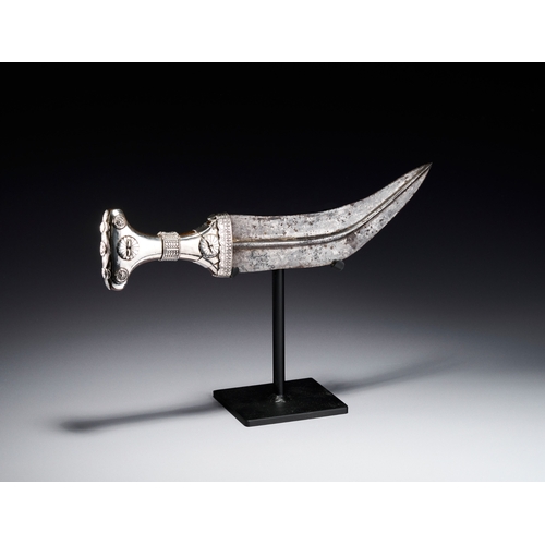 116 - AN OMANI JAMBIYA DAGGER WITH SILVER METAL FITTINGS, 19TH CENTURY An Omani jambiya featuring a broad,... 