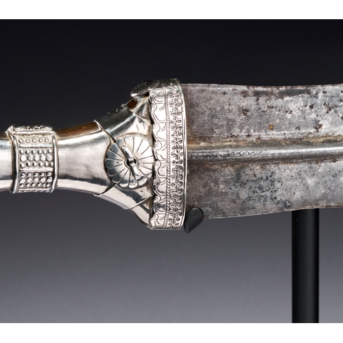 116 - AN OMANI JAMBIYA DAGGER WITH SILVER METAL FITTINGS, 19TH CENTURY An Omani jambiya featuring a broad,... 