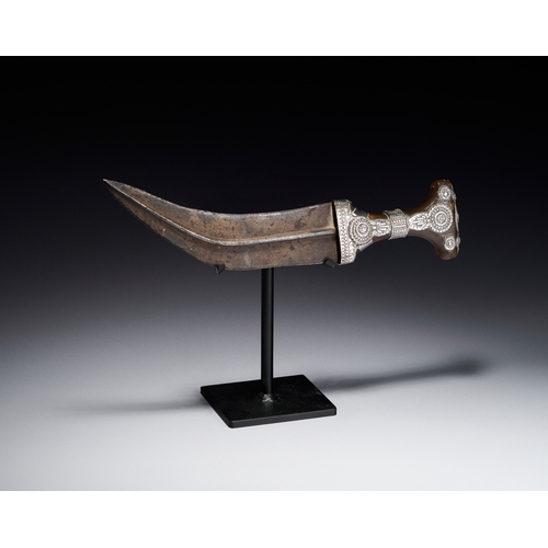 116 - AN OMANI JAMBIYA DAGGER WITH SILVER METAL FITTINGS, 19TH CENTURY An Omani jambiya featuring a broad,... 
