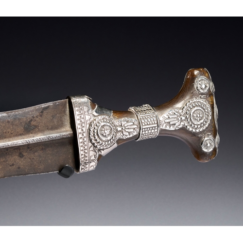 116 - AN OMANI JAMBIYA DAGGER WITH SILVER METAL FITTINGS, 19TH CENTURY An Omani jambiya featuring a broad,... 
