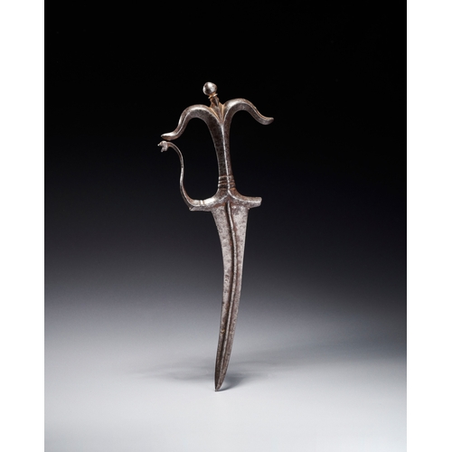 117 - AN INDIAN CHILANUM DAGGER, DECCAN OR SOUTHERN REGION, 16TH TO 17TH CENTURY This Indian Chilanum dagg... 