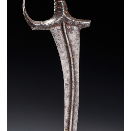 117 - AN INDIAN CHILANUM DAGGER, DECCAN OR SOUTHERN REGION, 16TH TO 17TH CENTURY This Indian Chilanum dagg... 