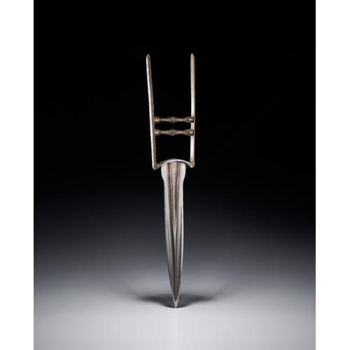 119 - AN INDIAN STEEL KATAR WITH GOLD INLAID, 18TH CENTURY This Indian katar, or punch dagger, is construc... 