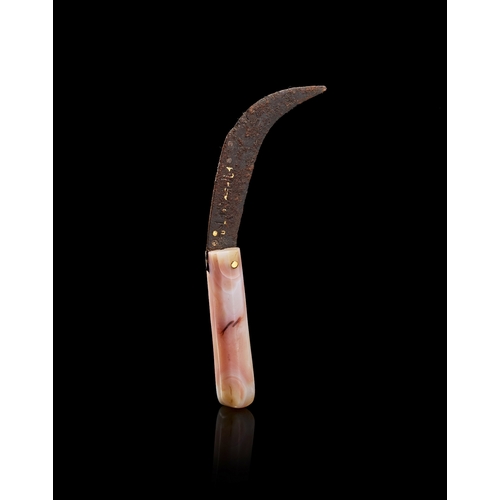 120 - A HAWKBILL PRUNING KNIFE WITH GOLD INLAY AND BANDED AGATE HANDLE, GHAZNAVID OR SELJUK, EASTERN PERSI... 