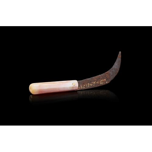 120 - A HAWKBILL PRUNING KNIFE WITH GOLD INLAY AND BANDED AGATE HANDLE, GHAZNAVID OR SELJUK, EASTERN PERSI... 