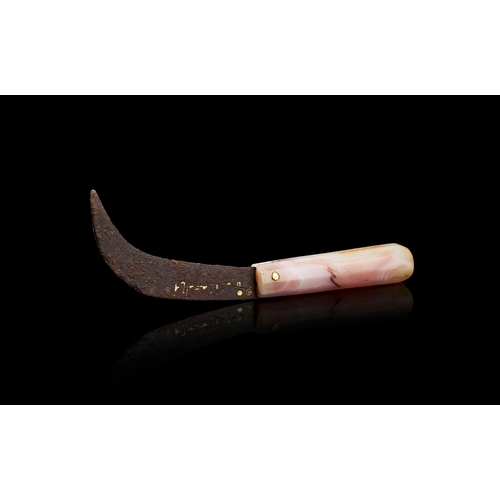 120 - A HAWKBILL PRUNING KNIFE WITH GOLD INLAY AND BANDED AGATE HANDLE, GHAZNAVID OR SELJUK, EASTERN PERSI... 