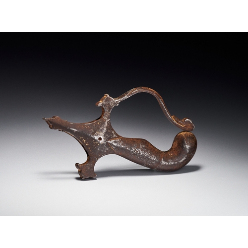 90 - A BRONZE DECCAN SWORD HANDLE, INDIA, 17TH CENTURY The hilt features a recurved knuckle guard that te... 