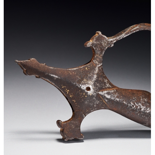 90 - A BRONZE DECCAN SWORD HANDLE, INDIA, 17TH CENTURY The hilt features a recurved knuckle guard that te... 