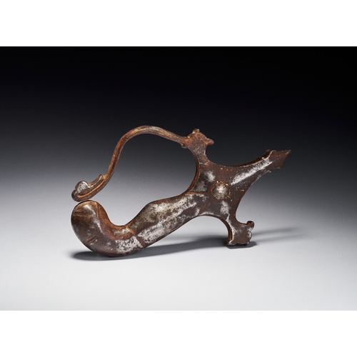 90 - A BRONZE DECCAN SWORD HANDLE, INDIA, 17TH CENTURY The hilt features a recurved knuckle guard that te... 