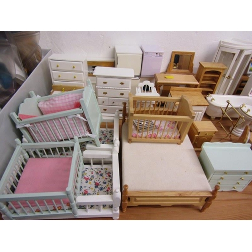 636 - DOLLS HOUSE FURNITURE, a large selection of quality dolls house furniture & numerous accessories