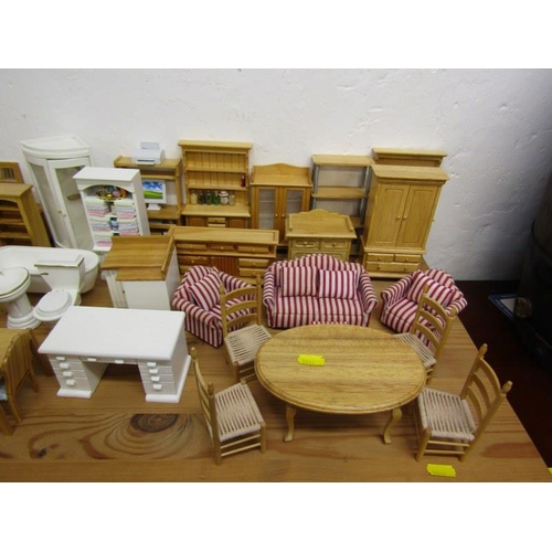 636 - DOLLS HOUSE FURNITURE, a large selection of quality dolls house furniture & numerous accessories