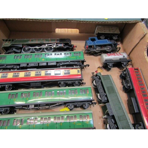 412 - VINTAGE HORNBY DUBLO RAILWAY BY MECCANO, lomomotive, passenger wagons, sleeping car, restaurant car,... 