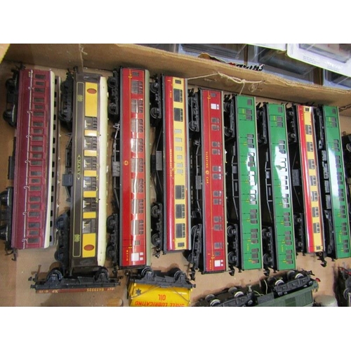 412 - VINTAGE HORNBY DUBLO RAILWAY BY MECCANO, lomomotive, passenger wagons, sleeping car, restaurant car,... 