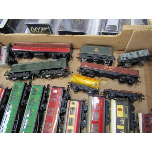 412 - VINTAGE HORNBY DUBLO RAILWAY BY MECCANO, lomomotive, passenger wagons, sleeping car, restaurant car,... 