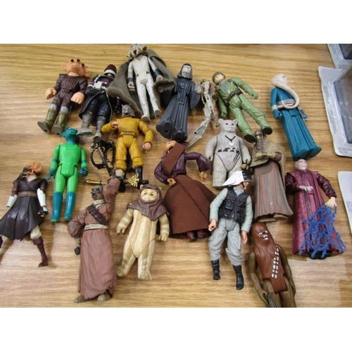 420 - STAR WARS, plastic container of Star Wars characters, good selection, Wookie, Yoda, Greedo, Gran, et... 