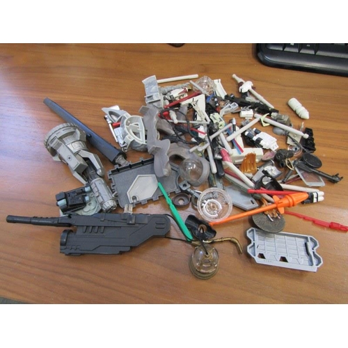 421 - STAR WARS, 2 bags of Star Wars figure accessories and weapons, also various R2 D2 models