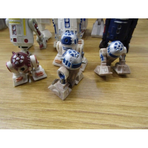 421 - STAR WARS, 2 bags of Star Wars figure accessories and weapons, also various R2 D2 models