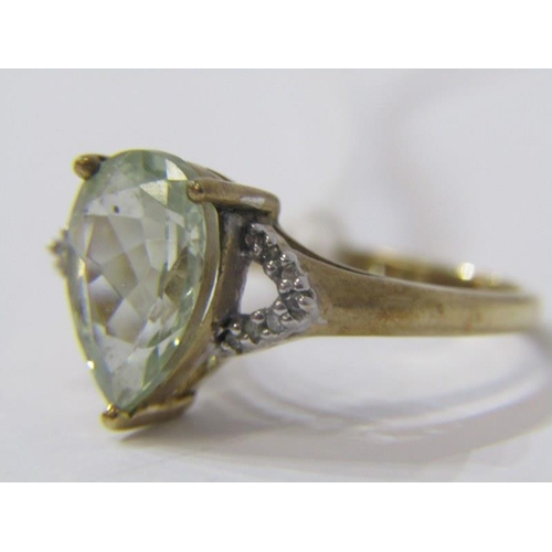 520 - 9ct YELLOW GOLD BLUE GREEN STONE RING, possibly aquamarine with diamond shoulders, size P