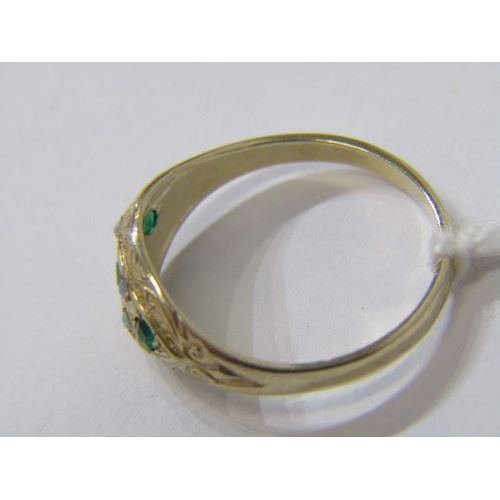 521 - 9ct YELLOW GOLD EMERALD & OPAL RING, size O