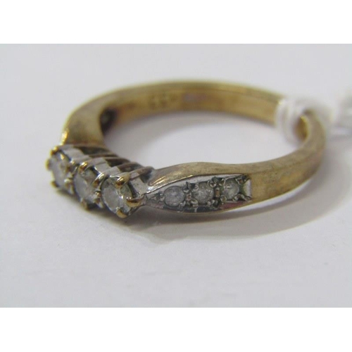 525 - 9ct YELLOW GOLD 3 STONE DIAMOND RING, 3 principal brilliant cut diamonds with further accent diamond... 