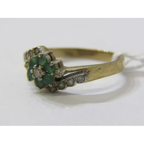 550 - 9ct YELLOW GOLD GREEN & WHITE STONE CLUSTER RING, size Q/R