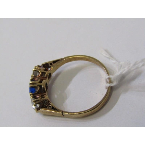 565 - 9ct YELLOW GOLD BLUE & WHITE STONE 3 STONE RING, size N