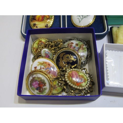 571 - COSTUME JEWELLERY, selection of costume jewellery including beads, brooches, earrings, etc