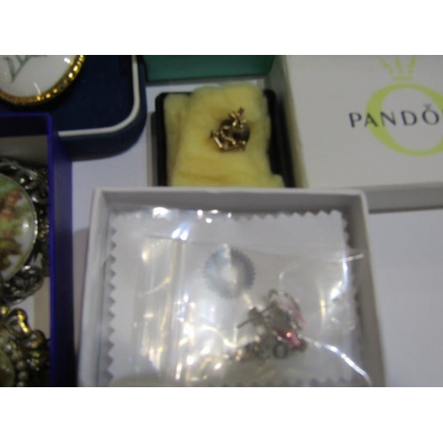 571 - COSTUME JEWELLERY, selection of costume jewellery including beads, brooches, earrings, etc