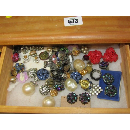 573 - COSTUME JEWELLERY, small 5 drawer chest of drawers of costume jewellery including earrings, necklace... 