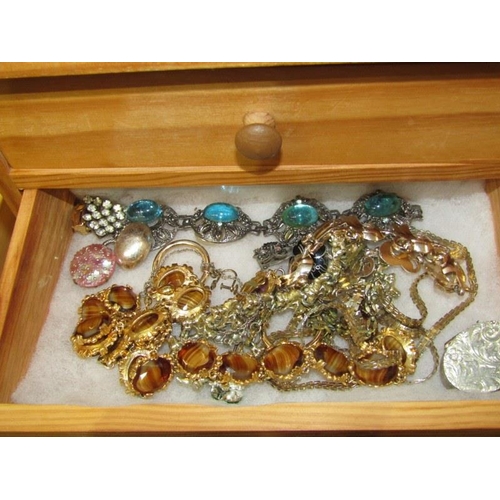 573 - COSTUME JEWELLERY, small 5 drawer chest of drawers of costume jewellery including earrings, necklace... 