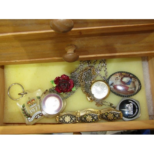 573 - COSTUME JEWELLERY, small 5 drawer chest of drawers of costume jewellery including earrings, necklace... 