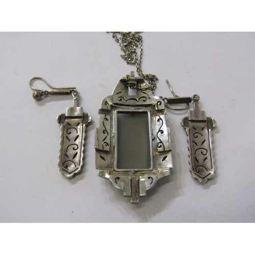 580 - ART DECO JEWELLERY SUITE, an Art Deco silver and marcasite design pendant on fine link chain with 2 ... 