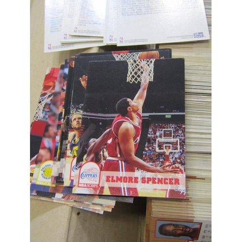 609 - BASKETBALL TRADE CARDS, published by SkyBox