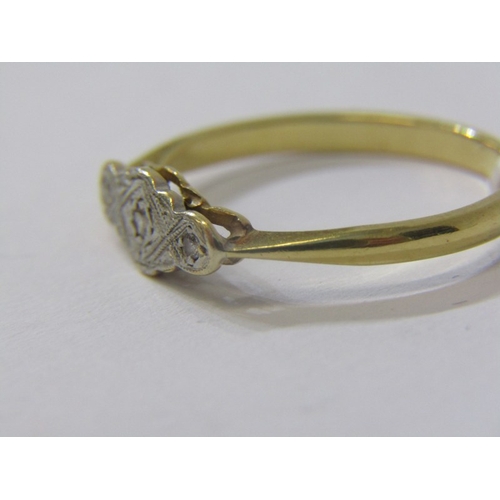 162 - 18ct 3 STONE DIAMOND RING, 18ct yellow gold ring with 3 illusion set diamonds in a platinum mount, s... 