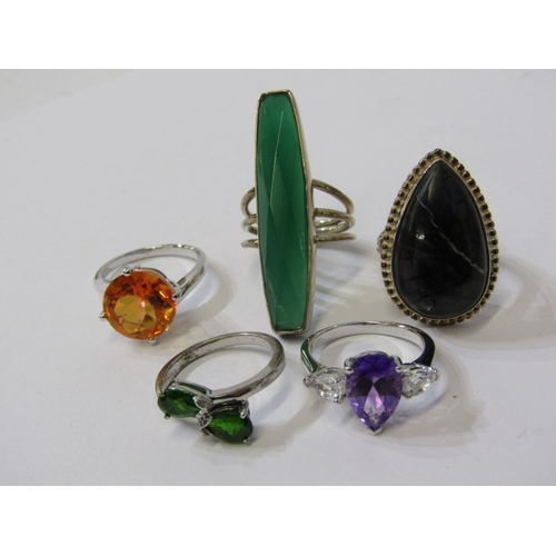 196 - COSTUME JEWELLERY, a yellow stone & gilt metal bracelet with a pair of matching earrings & large bro... 