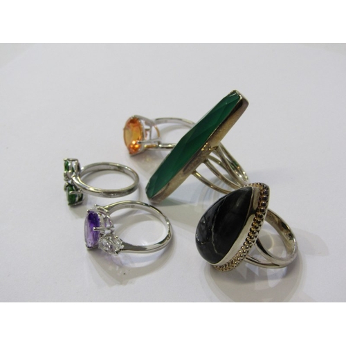 196 - COSTUME JEWELLERY, a yellow stone & gilt metal bracelet with a pair of matching earrings & large bro... 