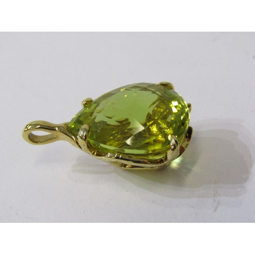 239 - LIME QUARTZ PENDANT, a pear shaped lime quartz set in 18ct yellow gold setting with 3cm drop