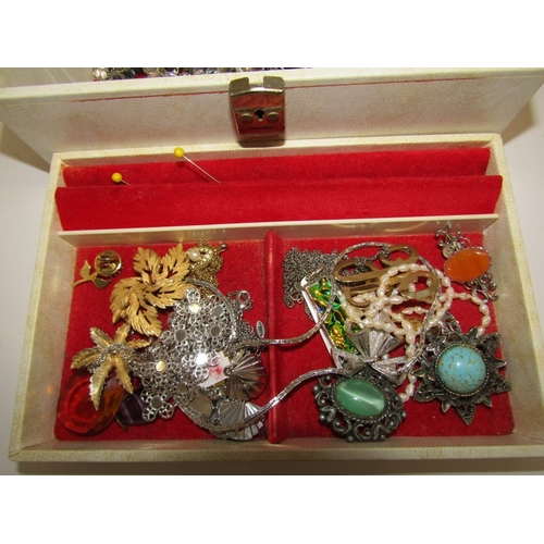 256 - COSTUME JEWELLERY, faux cream leather jewellery box, containing stoneset brooches, silver pendants, ... 