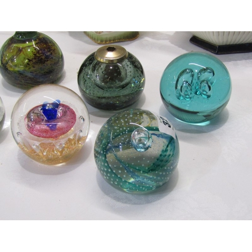 32 - PAPERWEIGHTS, 6 assorted glass paperweights including Mdina, Caithness spinaway, etc