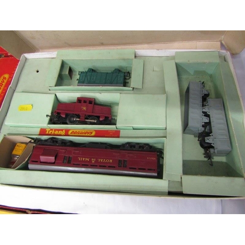 236 - TRIANG RAILWAYS, a selection of Triang railways OO gauge equipment including Royal Mail set, various... 