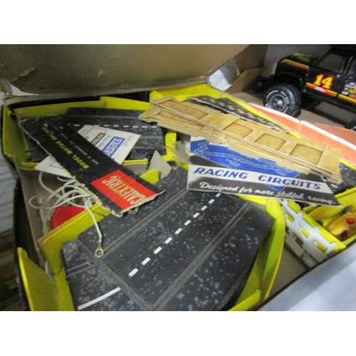 240 - VINTAGE SCALEXTRIC GRAND PRIX SERIES, by Triang, model no G.P.3, box a/f