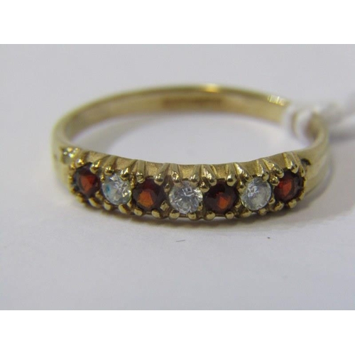 289A - 9ct GOLD STONE SET RING, 9ct yellow gold ring set 7 red and white stones, size P