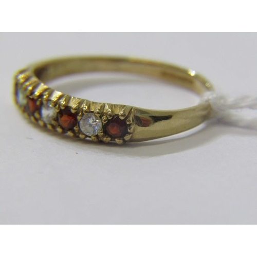 289A - 9ct GOLD STONE SET RING, 9ct yellow gold ring set 7 red and white stones, size P