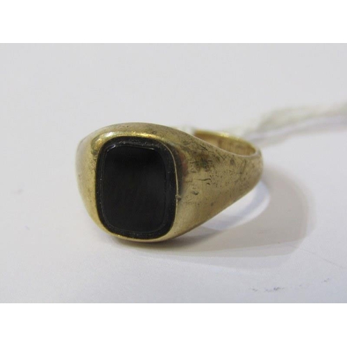 304 - 9CT GOLD SIGNET RING, with onyx plaque, size O, 4.1grms