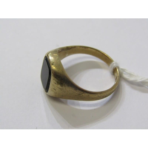 304 - 9CT GOLD SIGNET RING, with onyx plaque, size O, 4.1grms