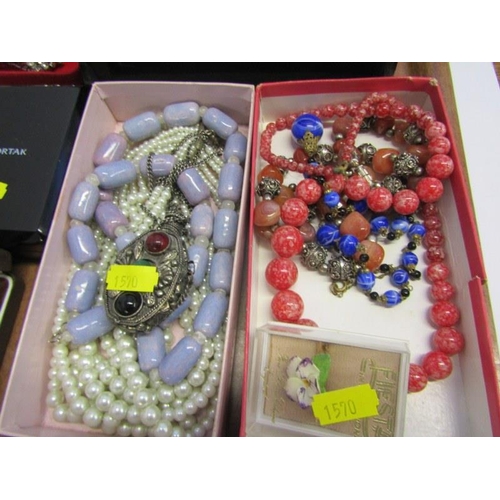 419 - COSTUME JEWELLERY, tray of costume jewellery including glass beaded necklaces, faux pearls, ortak Sc... 