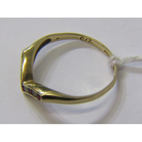 146 - 9ct YELLOW GOLD RED & WHITE STONE WISHBONE RING, size Q